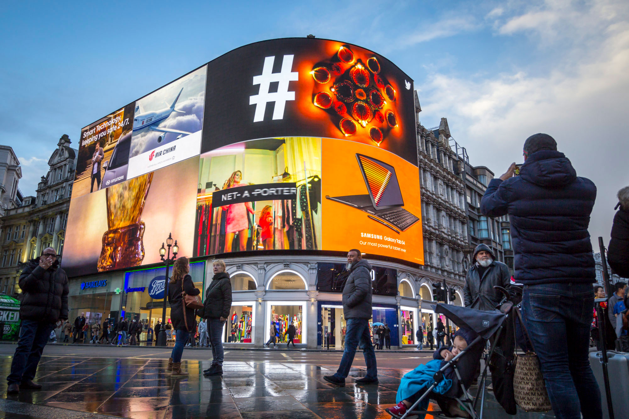 Piccadilly Lights, W1